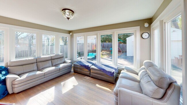 Building Photo - Gorgeous 4-Bed 2-Bath in Beaver Hills