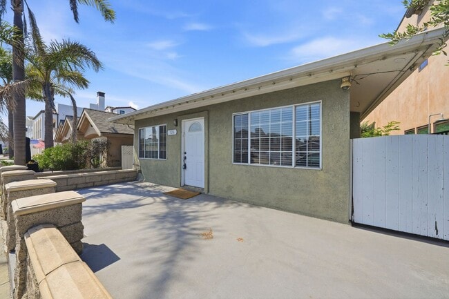 Building Photo - 126 E Balboa Blvd