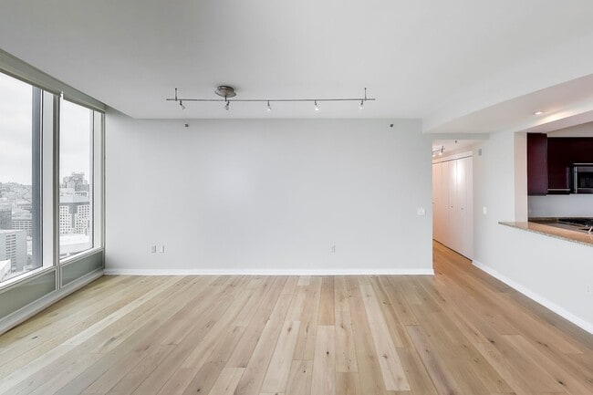 Building Photo - Luxury High-Rise Living | Stunning Bay Bri...