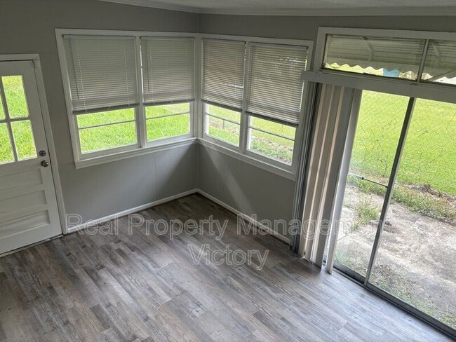 Building Photo - 205 Pinewood Ave