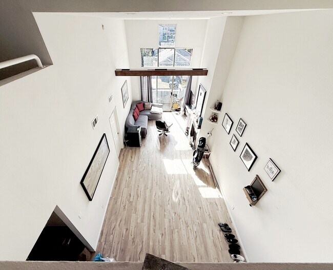 Building Photo - 5051 Rosewood Ave