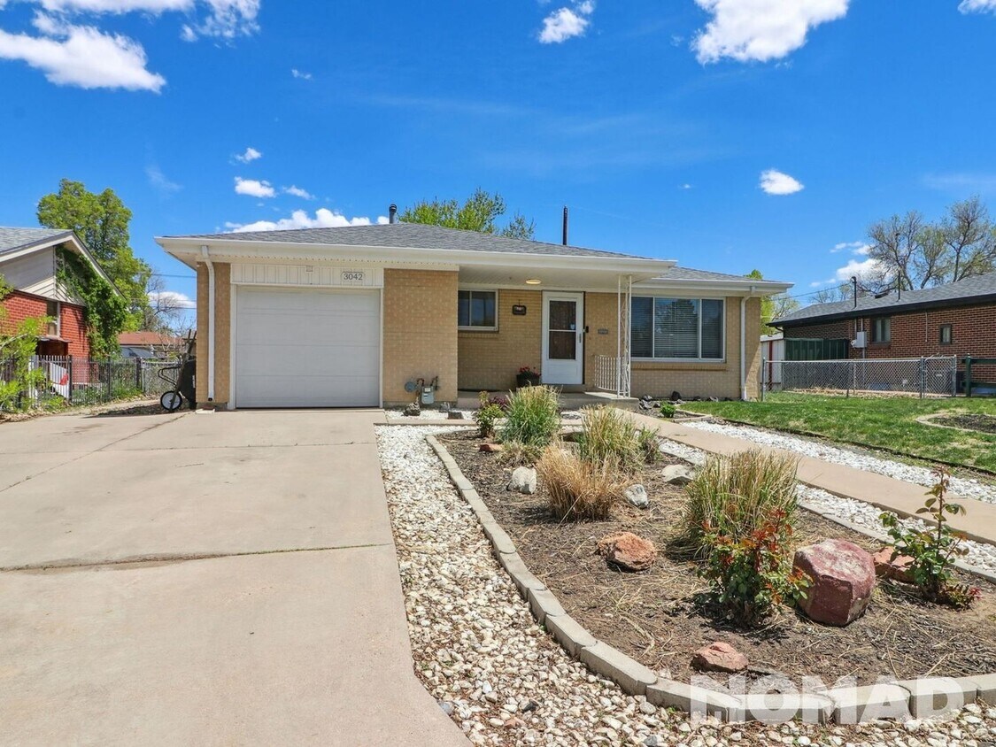 Primary Photo - 6 Bedroom Single Family Home in Aurora