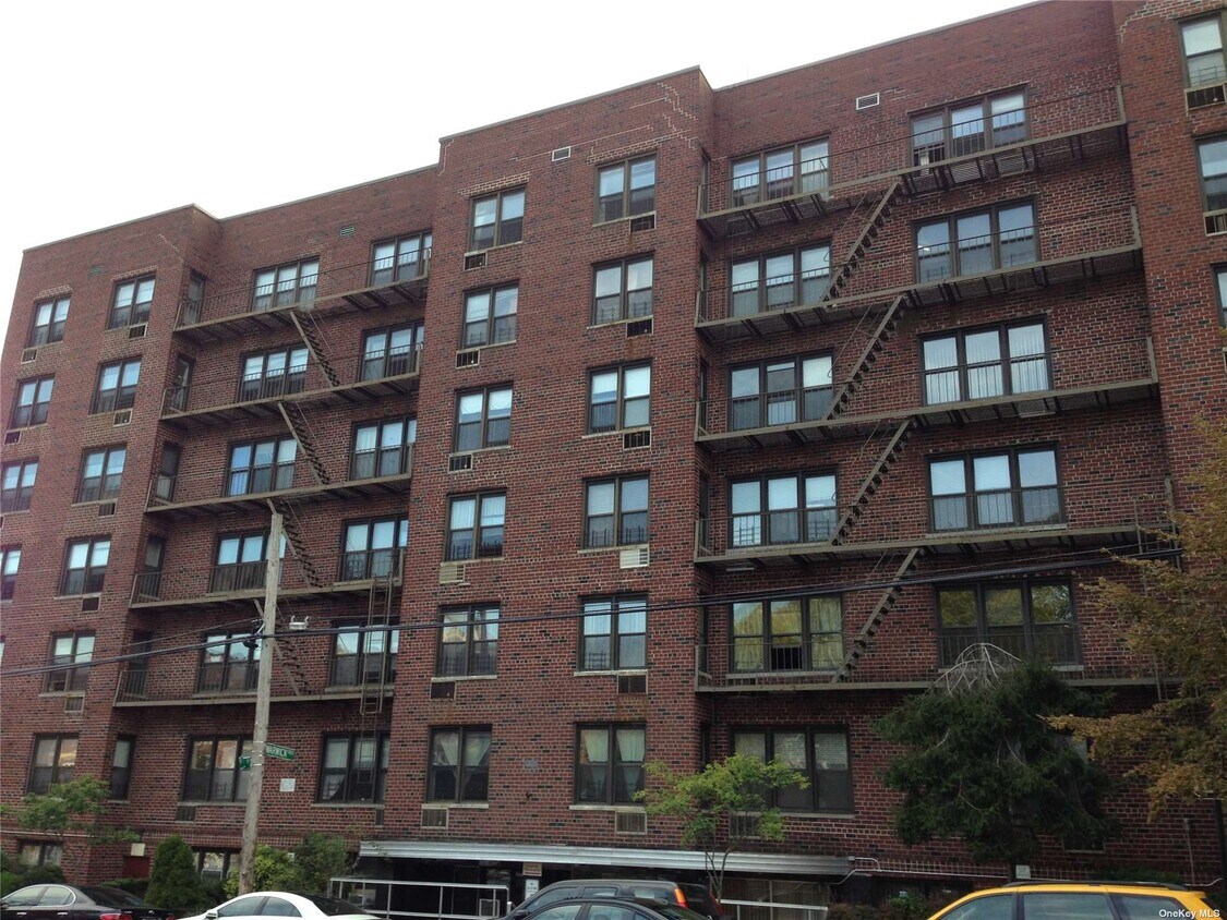 Primary Photo - 87-70 173rd St