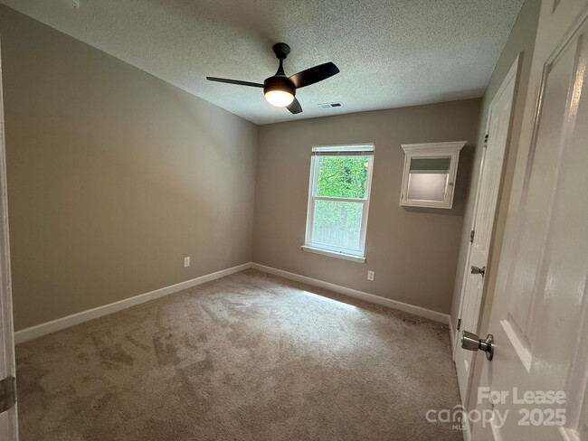 Foto del edificio - 431 Kingville Dr