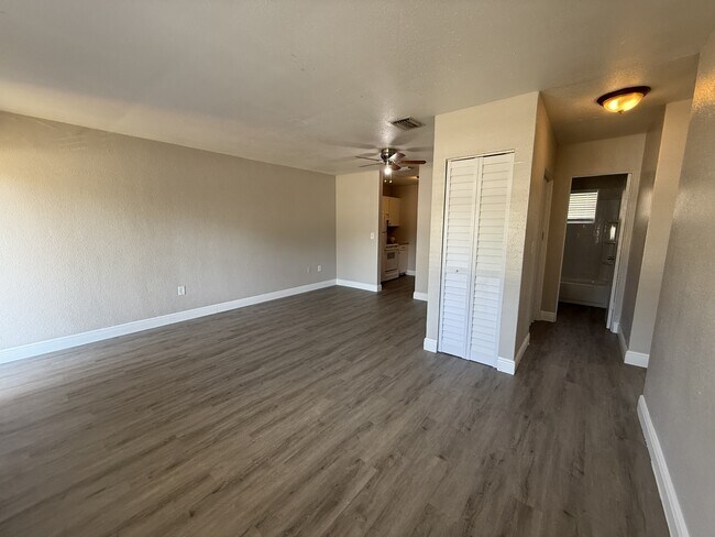 Foto del edificio - 1704 Central Ave