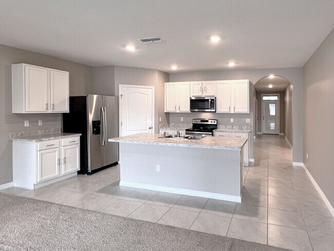 Foto del edificio - Four-Bedroom Home Near Lake Hartridge