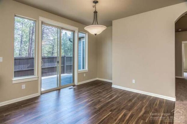 Foto del edificio - Immaculate Bend Single Level Townhome!