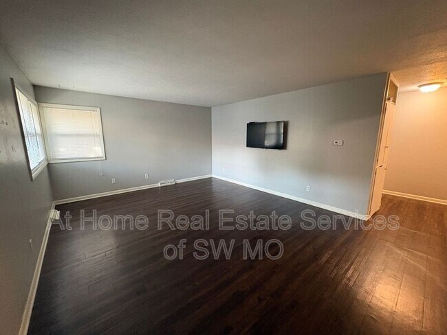 Building Photo - 1339 E Elm St