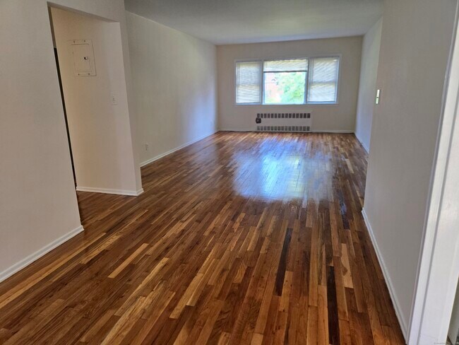 Foto del edificio - 242 Glenbrook Rd