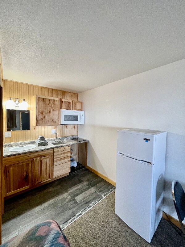 Foto del edificio - 102 N Maple Ave