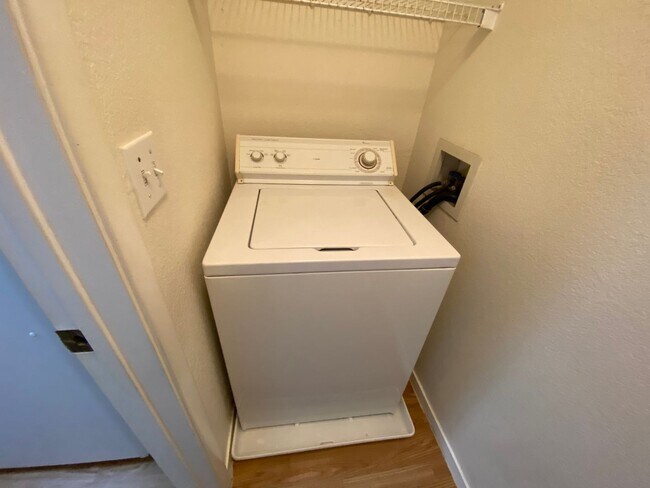 Building Photo - Great 1 Bedroom Condo in Gated Community