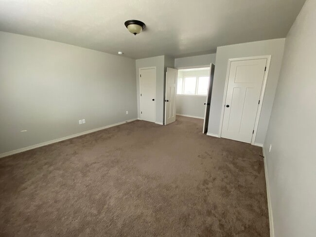 Building Photo - Four Bedroom Three Bath in Southridge!