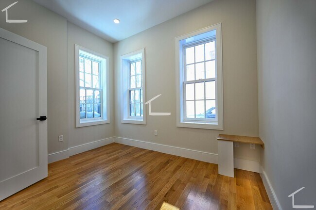 Foto del edificio - Gut Renovated - Steps to Tufts Medical - Now or 6/1/26!