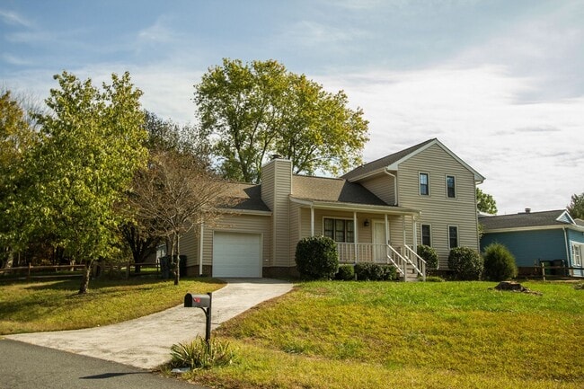 Building Photo - Move-In Ready 3BR Home with Upgrades & Prime Charlotte Location!