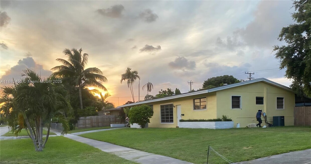 Foto principal - 1121 NE 199th St