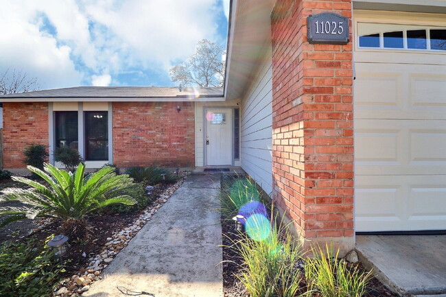 Building Photo - 3-Bed Home with Fireplace & Large Patio in Live Oak