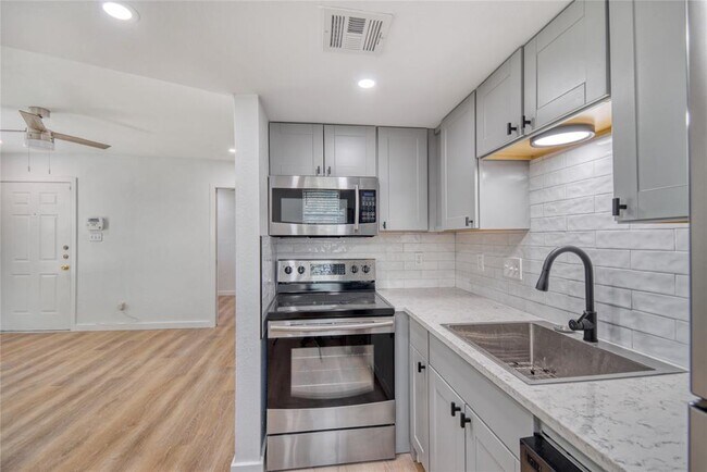 Foto del edificio - 2500 Burleson Rd