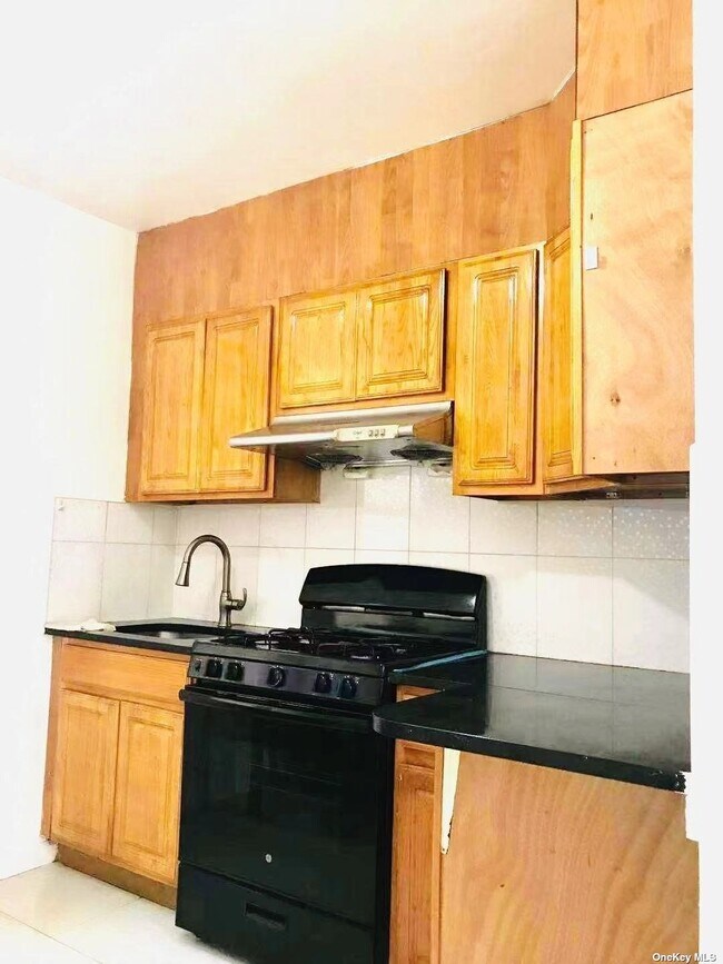 Foto del edificio - 56-17 136th St