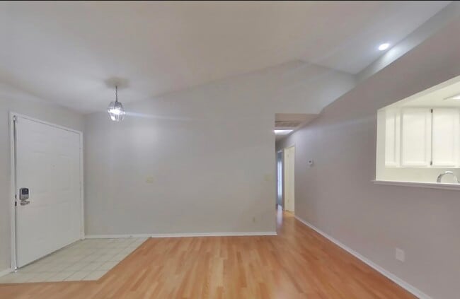 Foto del edificio - Fully updated charming home ready now!