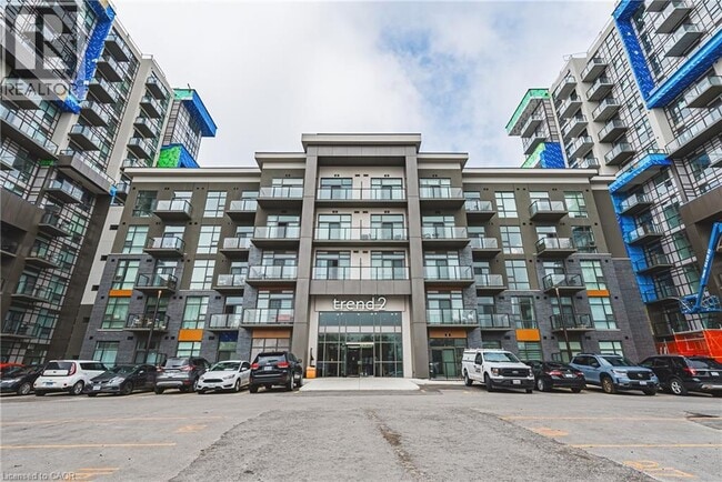 Building Photo - 460 DUNDAS St