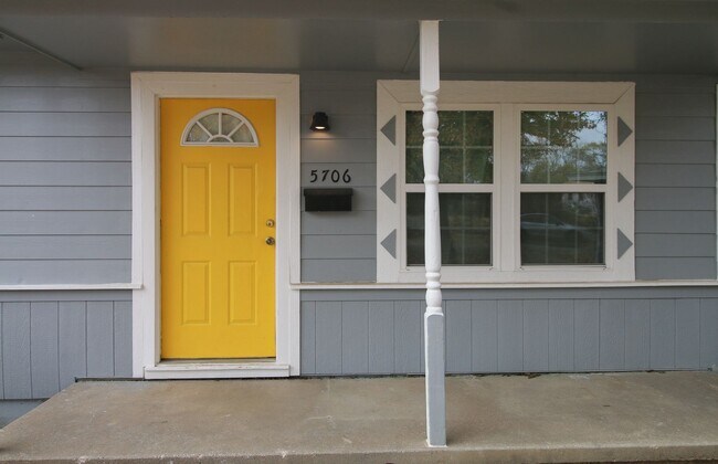 Building Photo - Stunning 3 Bed 1 Bath In Quiet Neighborhood: