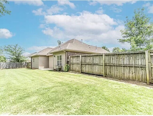 Building Photo - House for Rent- Fayetteville AR- 3 BEDROOM...