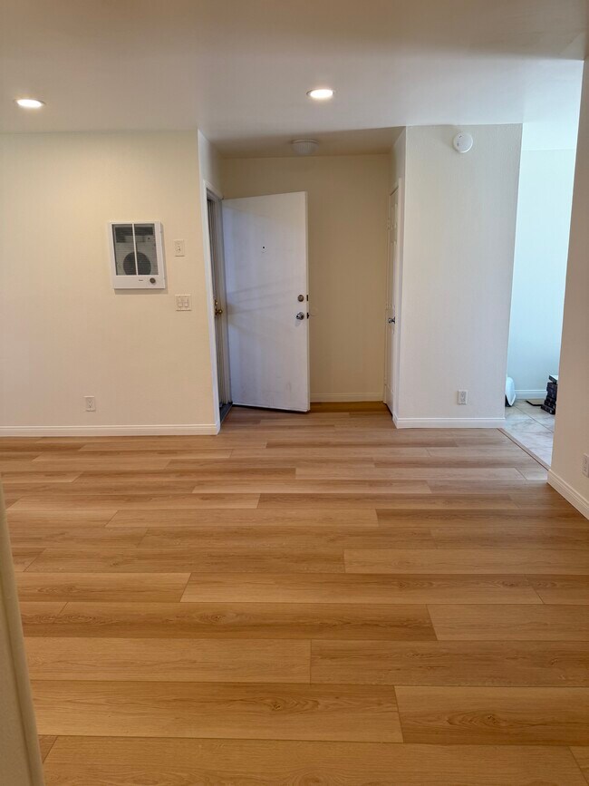 Sala de estar / puerta principal. - 4475 Dale Ave