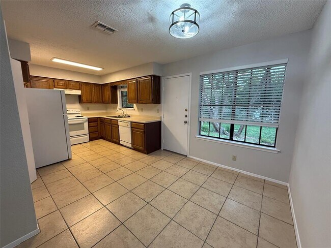 Foto del edificio - 502 Hedgewood Dr