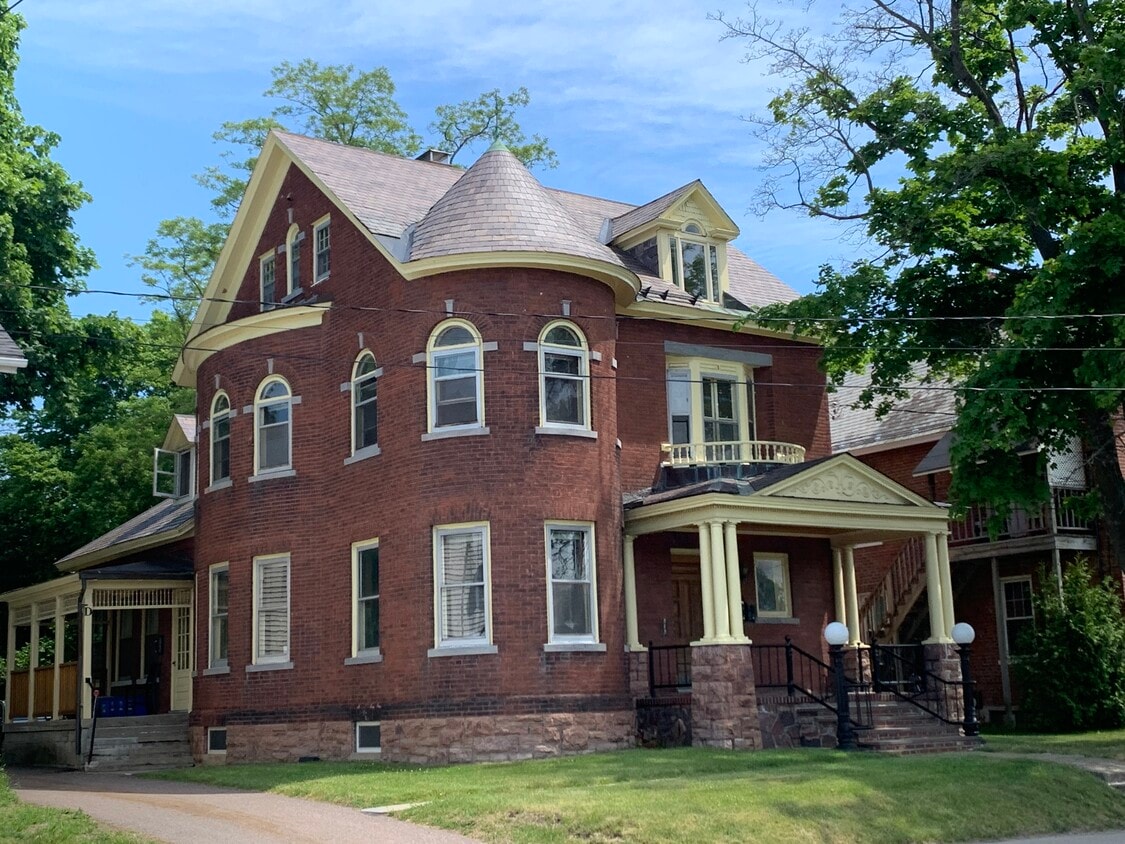 Foto principal - Heat and Historic Charm Included!