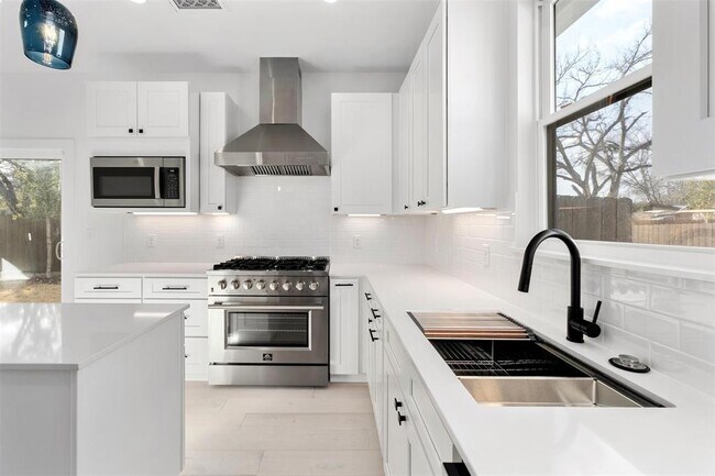 Building Photo - 1500 Sylvan Glade