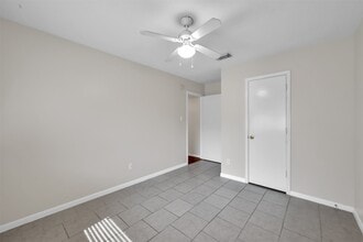 Building Photo - 10914 Waterview Cir