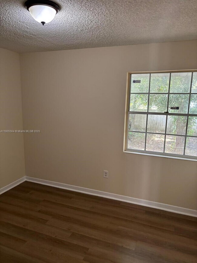 Foto del edificio - 9761 W Heather Ln