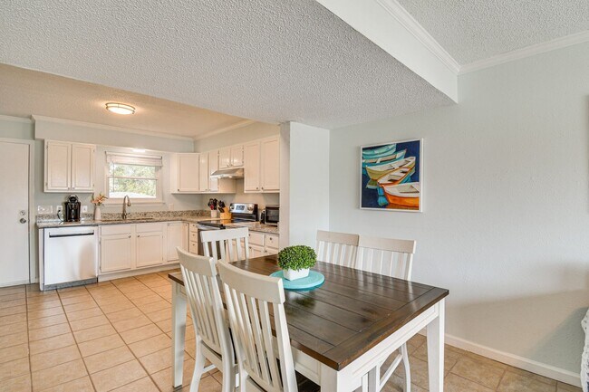 Foto del edificio - FULLY FURNISHED!!! 2 BEDROOM TOWNHOME IN P...