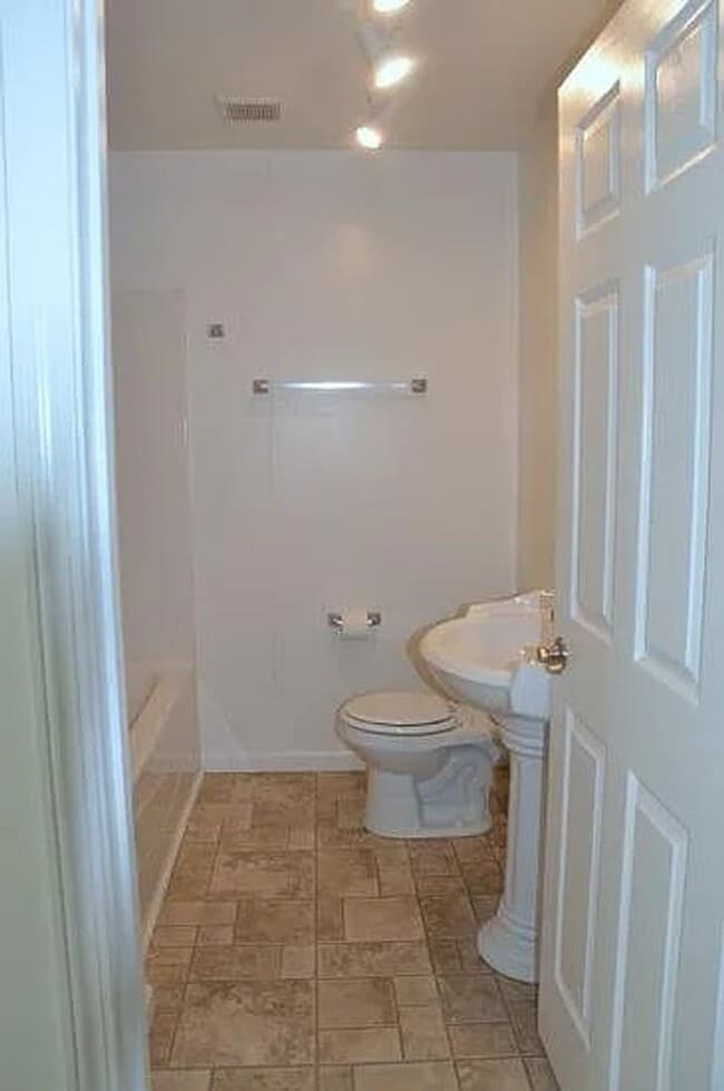 Building Photo - 701 N Florence St