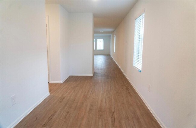 Building Photo - 1331 Bougainvillea Dr