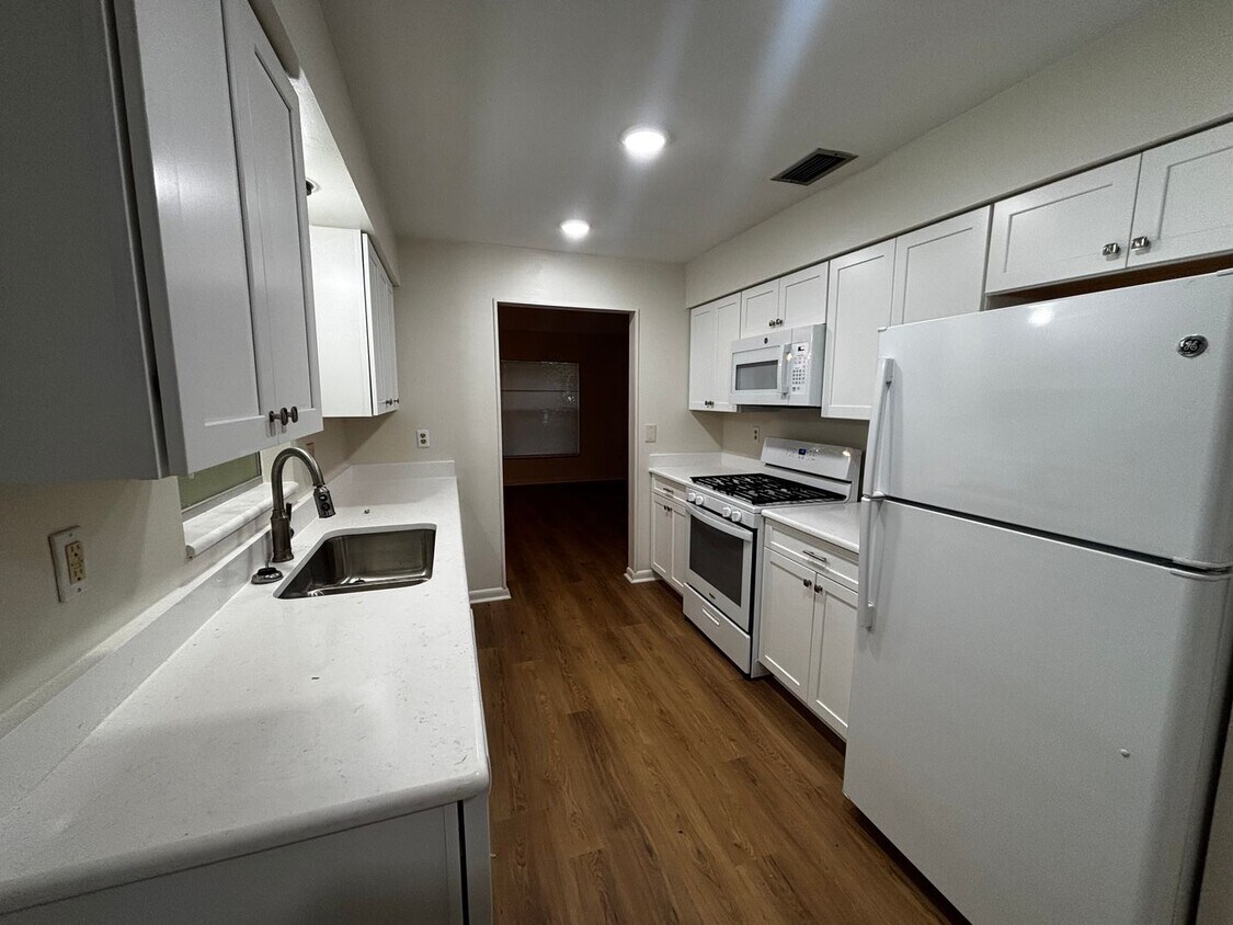 Foto principal - 2/2 Fully Renovated Home in Silver Springs...