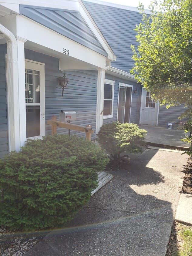 Building Photo - 3219 Hanover Dr
