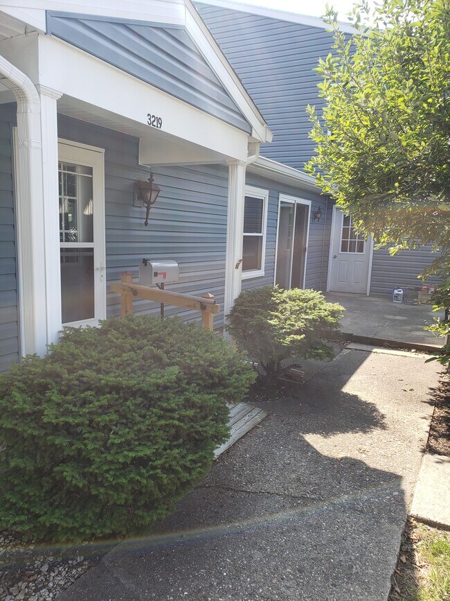 Foto del edificio - 3219 Hanover Dr