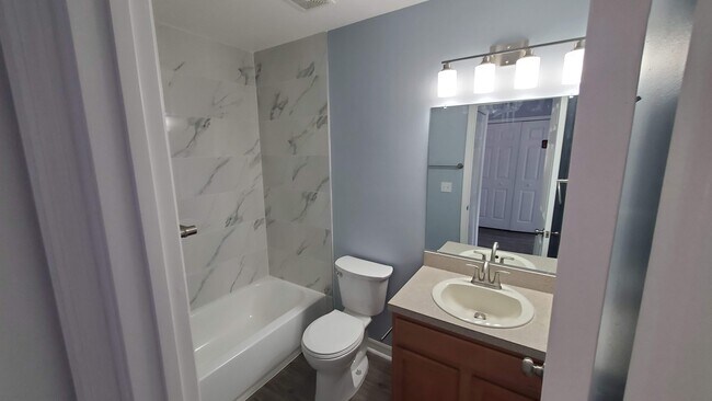 Foto del edificio - 8007 Sutton Terrace Ln