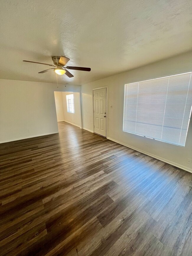 Building Photo - Wonderful home on large corner lot!