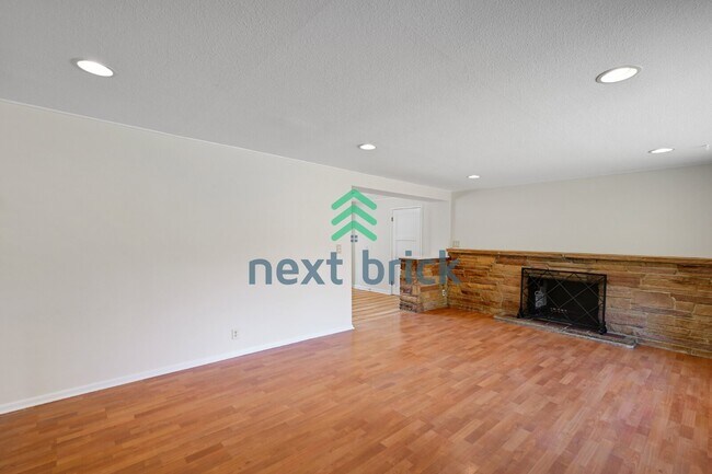 Foto del edificio - "Charming 3-Bed, 2-Bath Home in Shoreline with 1250 Sq Ft of Comfort!"