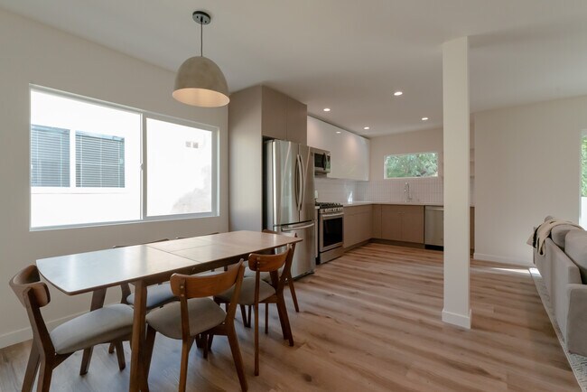 Foto del edificio - 521 N Flores St