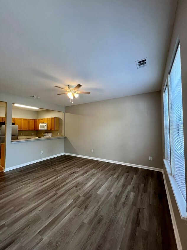 Foto principal - Location, Location! Completely Remodeled S...