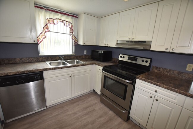 Building Photo - 2 Bedroom, 2 Bath Condo with Screened Pati...