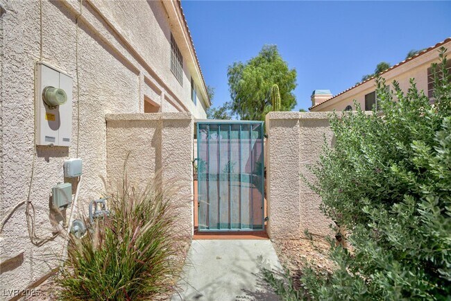 Foto del edificio - 8048 W Rochelle Ave