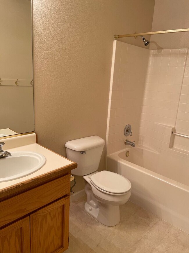 Foto del edificio - 4 BED 2 BATH LOCATED IN THE RAVENWOOD SUBDIVISION