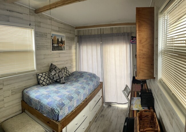 Building Photo - 46E 12th Ave