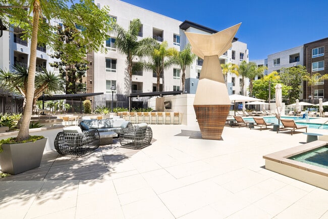 Zona de estar al aire libre y terraza con piscina | Elan Huntington Beach | Apartamentos en Huntington Beach, CA - Elan Huntington Beach