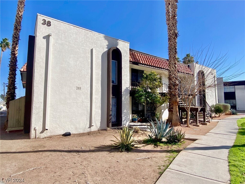 Primary Photo - 1405 E Vegas Valley Dr