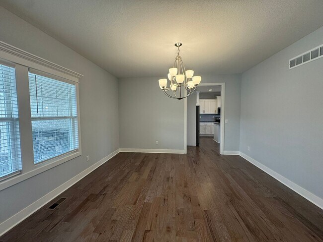 Foto del edificio - Luxury 5BR 4 BA Home w/ Pool and Clubhouse Access in GREAT location!